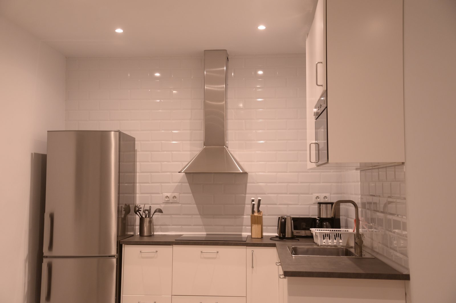 Cocina reformada con campana y electrodomésticos