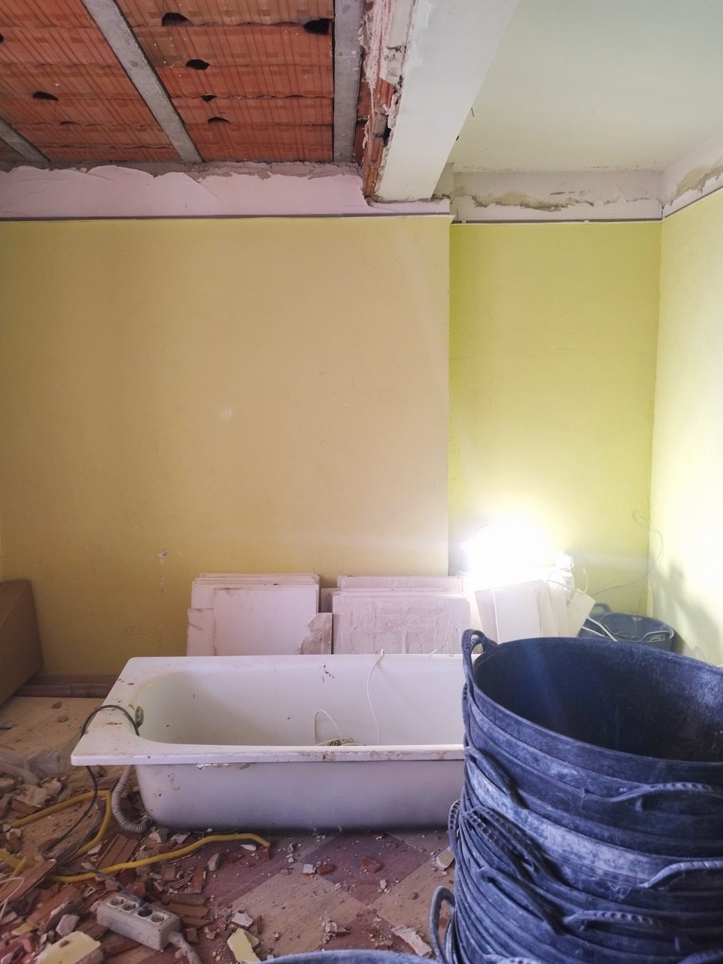Baño en obra durante la demolición