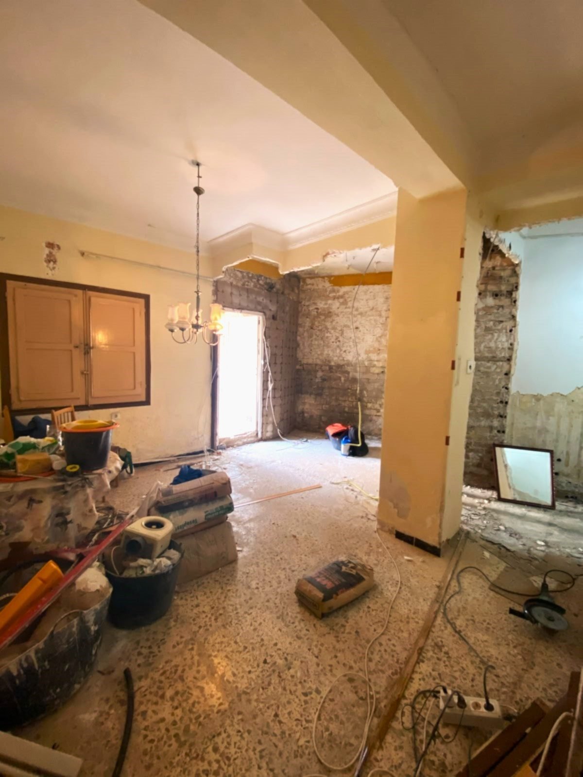 Vivienda vaciada durante la fase de demolición